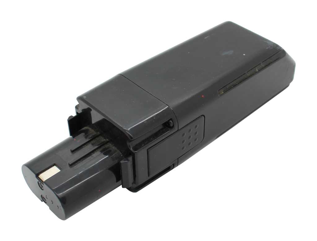 Schwarzer Werkzeugakku mit rechteckigem Gehäuse und Steckanschluss, Seitenansicht auf weißem Hintergrund