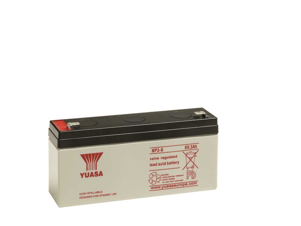 Grau-schwarzer Akku mit roten Warnsymbolen und zwei Metallkontakten oben, links roter Polschutz