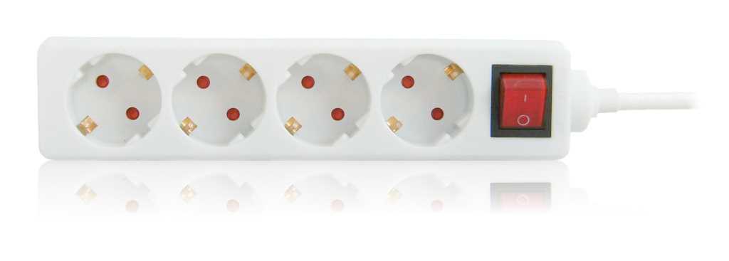 Weiße Steckdosenleiste mit vier runden Buchsen und rotem Ein-Aus-Schalter, Kabel rechts angeschlossen