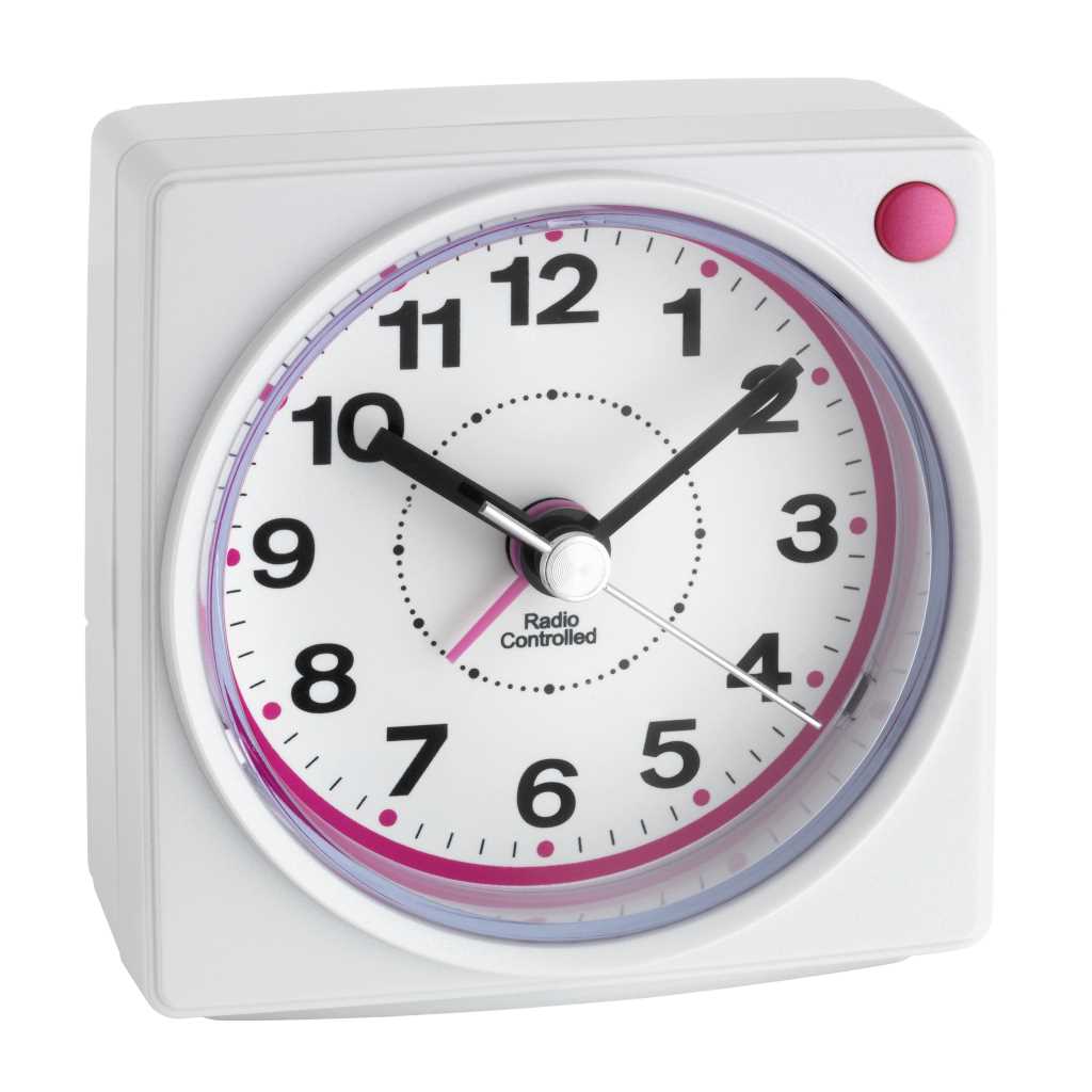 Weißer quadratischer Wecker mit analogem Zifferblatt, pinkem Rand und pinkem Knopf oben rechts, Zeiger auf 10:10