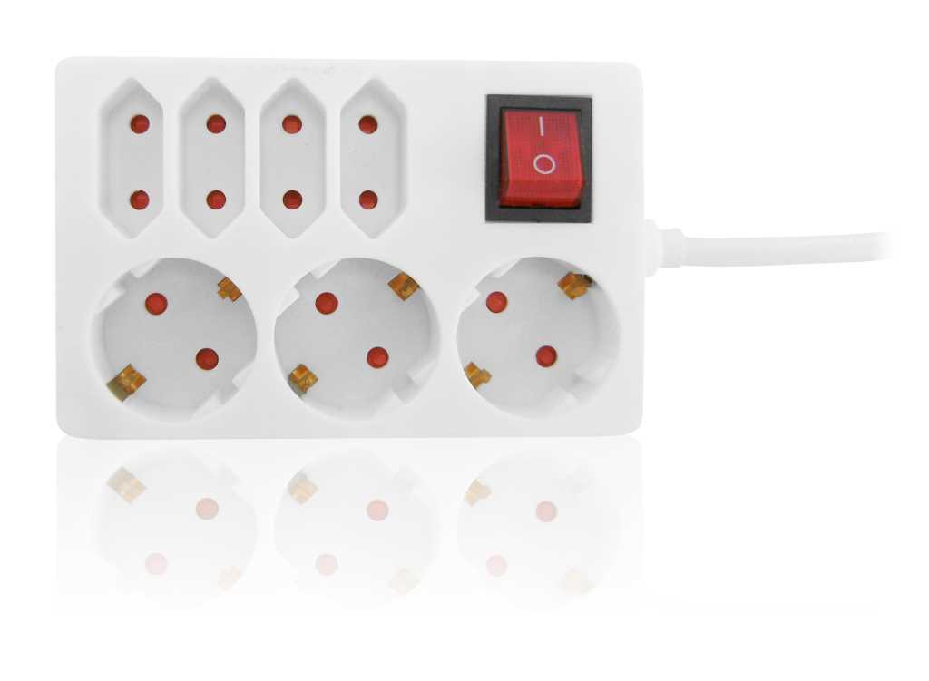 Weiße Steckdosenleiste mit vier schmalen Steckplätzen, drei runden Steckdosen, rotem Schalter und Kabel rechts