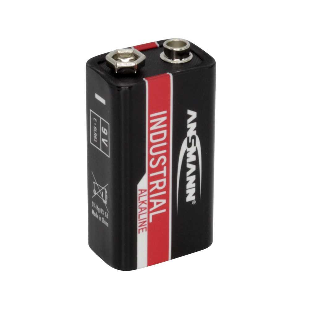 Schwarze 9V-Blockbatterie mit rotem Streifen und zwei Metallkontakten oben vor weißem Hintergrund