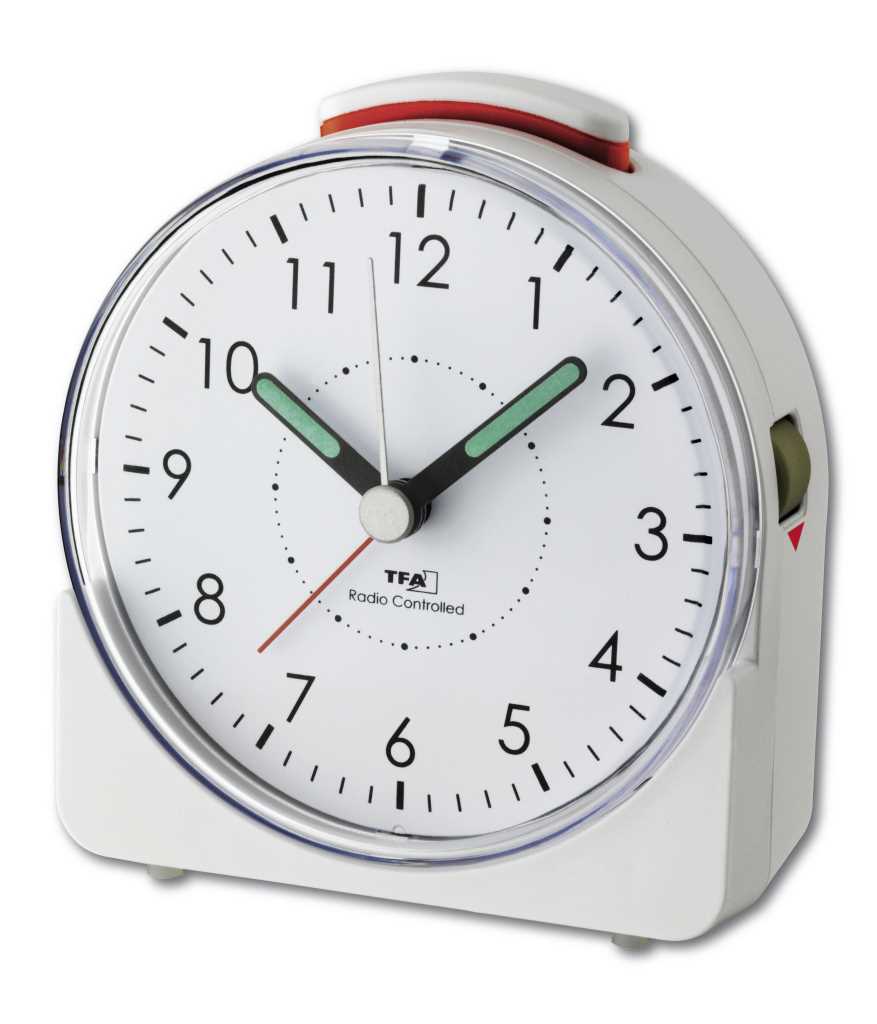 Weißer analoger Wecker mit rundem Zifferblatt, grünen Zeigern, rotem Sekundenzeiger und roter Taste oben am Gehäuse