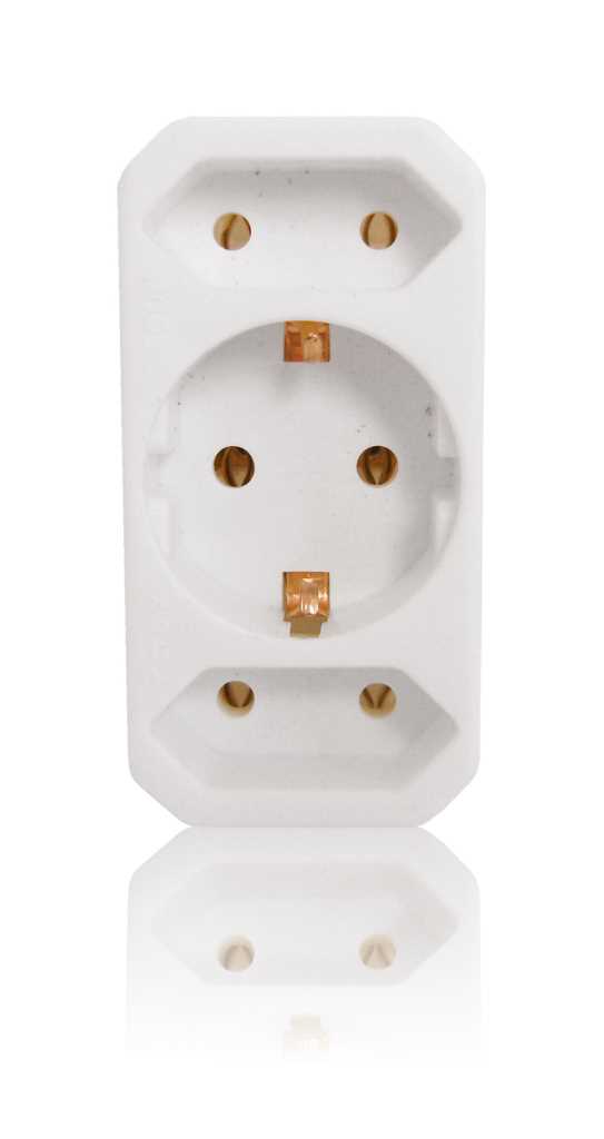 Weißer Steckdosenadapter mit einer runden Schutzkontaktbuchse in der Mitte und zwei flachen Buchsen oben und unten
