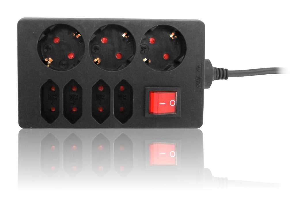 Schwarze Steckdosenleiste mit drei runden Steckplätzen, vier schmalen Steckplätzen und rotem Kippschalter, Kabel rechts