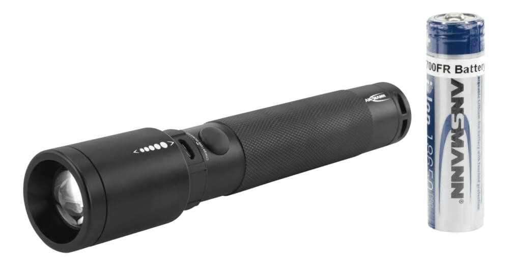 Schwarze Taschenlampe mit strukturiertem Griff und Seitenschalter, daneben ein zylindrischer Akku in Weiß und Blau