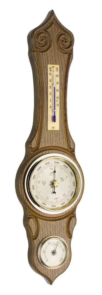 Wetterstation aus Holz mit Thermometer, rundem Barometer und kleinem Hygrometer auf weißem Hintergrund