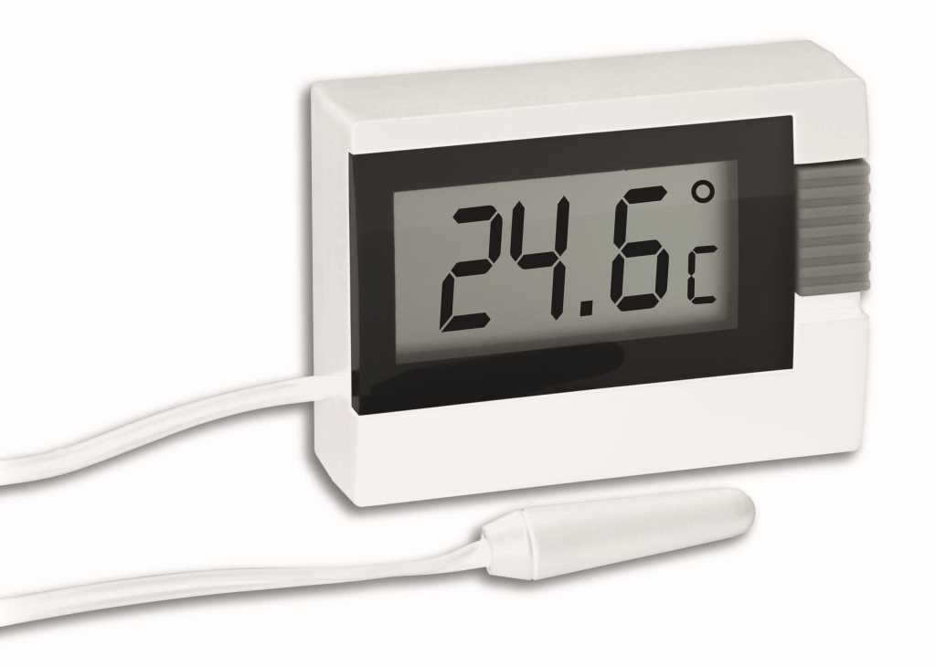 Weißes Thermometer mit Display und Kabelsensor, seitlicher grauer Taste und Anzeige 24,6 °C