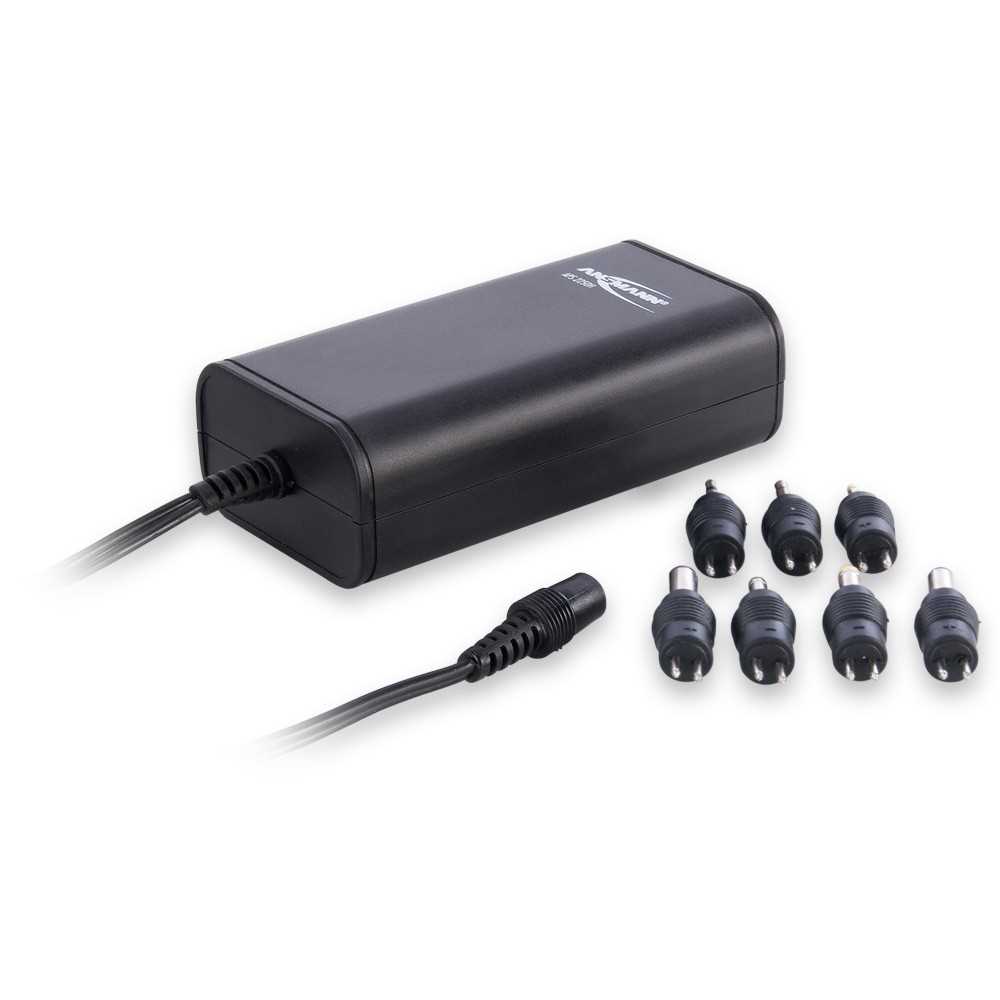 Schwarzes Netzteil mit Kabel und sieben austauschbaren Steckadaptern auf weißem Hintergrund