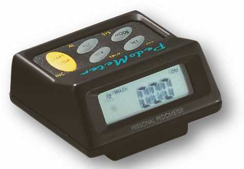 Schwarzer Schrittzähler mit LCD-Anzeige und mehreren runden Tasten auf der Oberseite, schräg von vorn fotografiert