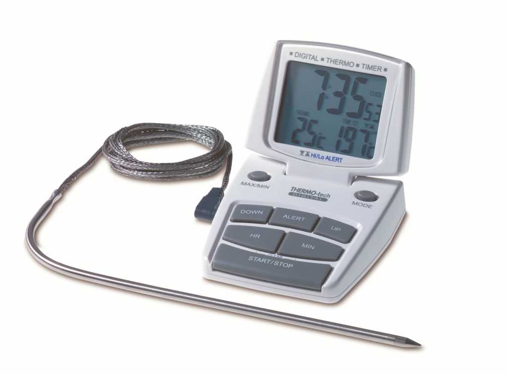 Digitales Thermometer mit aufklappbarem Display und Tasten, verbunden mit Metallfühler an ummanteltem Kabel