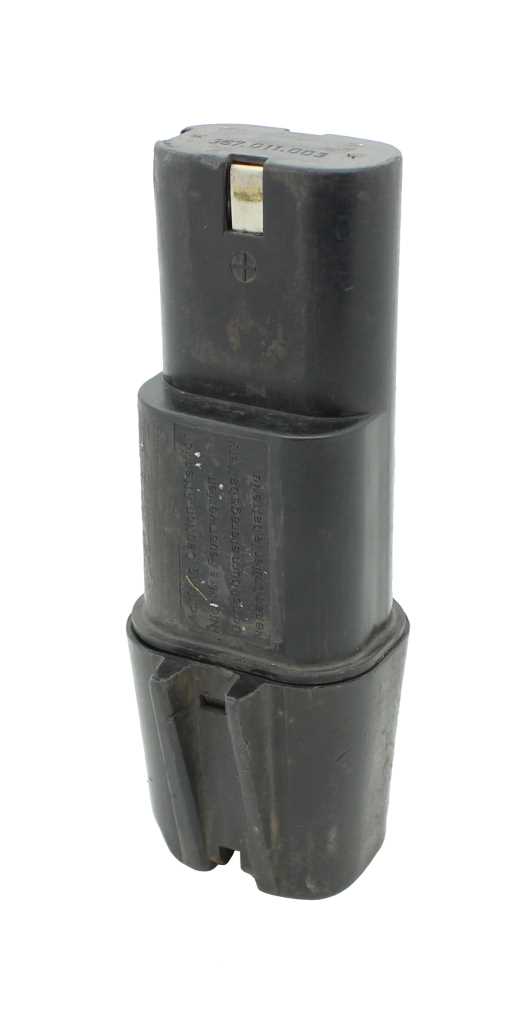 Schwarzer Werkzeugakku mit Metallkontakt oben und geriffeltem Fuß, freigestellt auf weißem Hintergrund