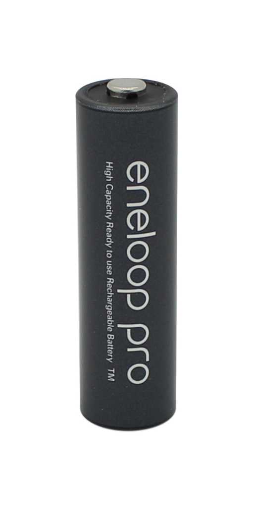 Schwarzer AA-Akku mit Pluspol oben und vertikalem eneloop pro Aufdruck auf weißem Hintergrund