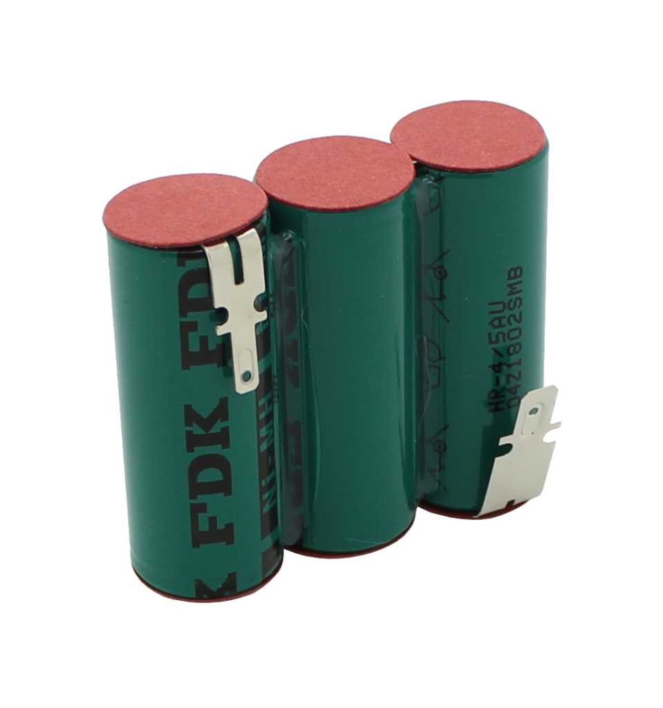 Drei grüne zylindrische Akkuzellen nebeneinander, oben rot, mit Metallkontakten an zwei Zellen