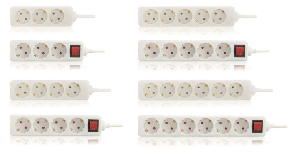Acht weiße Steckdosenleisten mit 3 bis 6 Steckplätzen, teils mit rotem Schalter, mit Kabel nach rechts