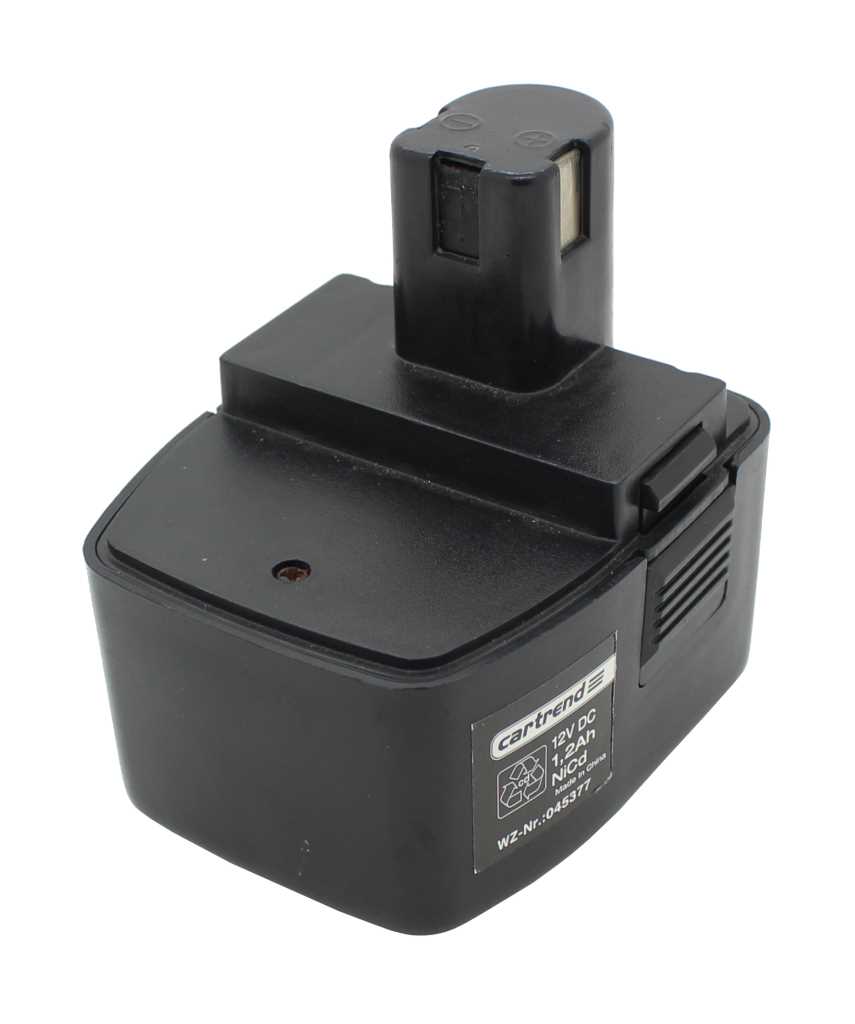 Schwarzer Akku mit rechteckigem Gehäuse und aufgesetztem Steckanschluss, seitlich mit Etikett auf weißem Hintergrund