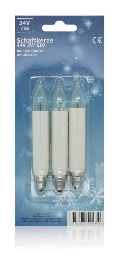 Drei weiße, kerzenförmige Leuchtmittel mit Schraubsockel in Blisterverpackung vor blauem Hintergrund mit Schneeflocken