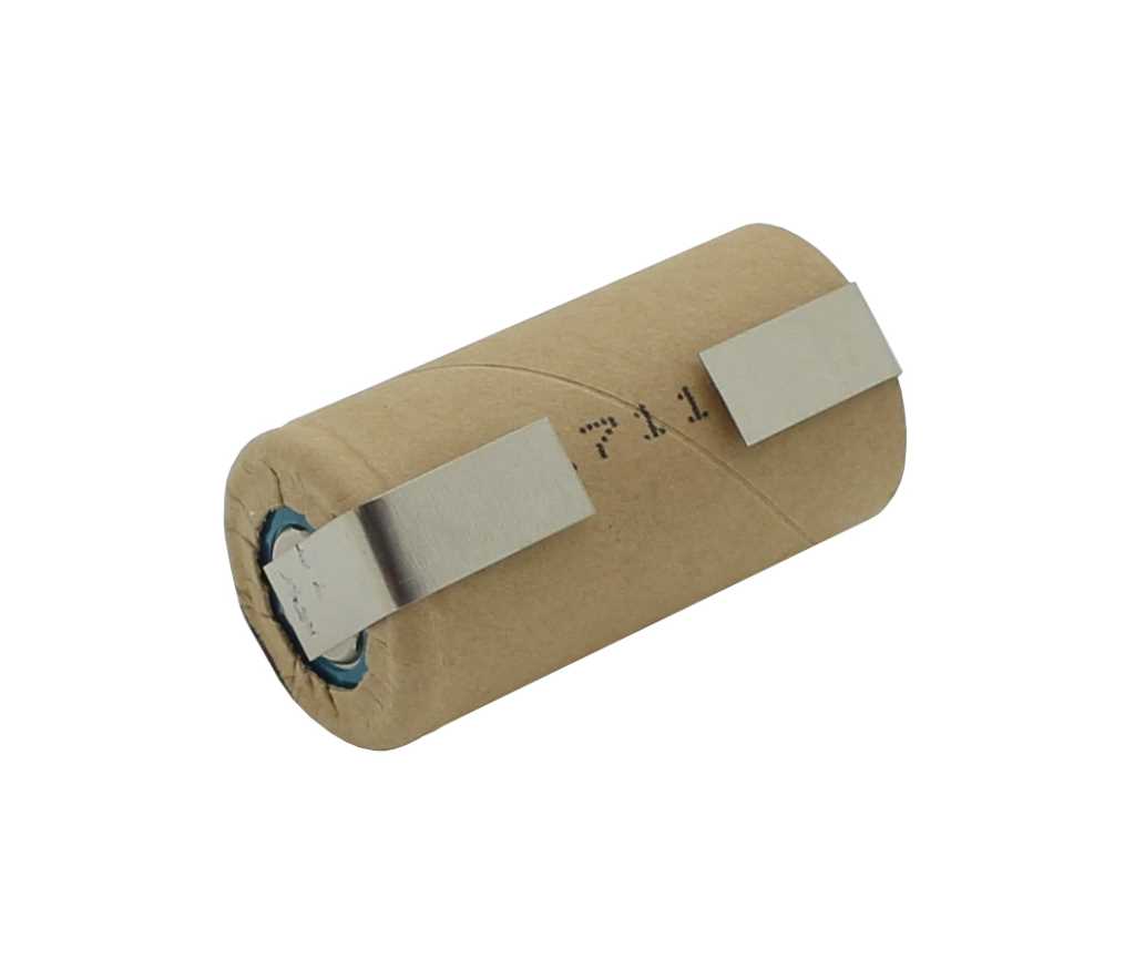Zylindrischer Akku mit brauner Umhüllung und zwei Metall-Lötfahnen, eine seitlich gebogen, auf weißem Hintergrund