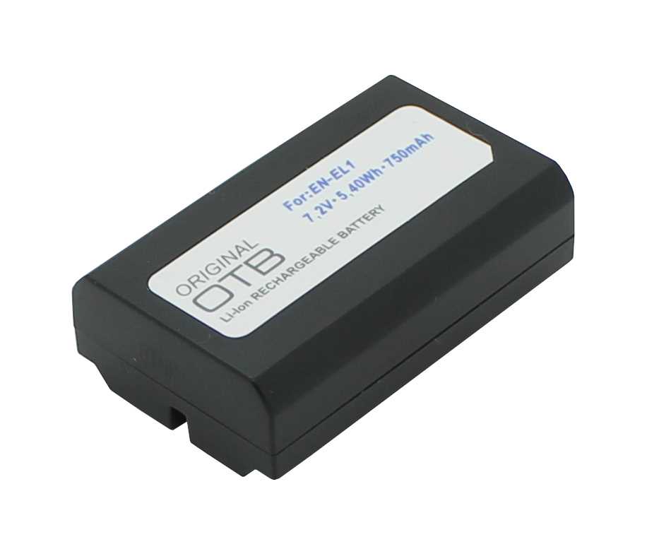 Schwarzer Kameraakku in rechteckiger Form mit weißem Etikett, schräg von oben fotografiert