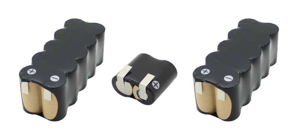 Drei schwarze Akkupacks aus Rundzellen, zwei länglich nebeneinander und ein kleiner mittig mit Metalllaschen und Polsymbolen