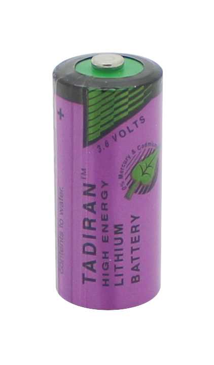 Zylindrische Batterie in lila Hülle mit grün-schwarzem Aufdruck, Pluspol oben sichtbar