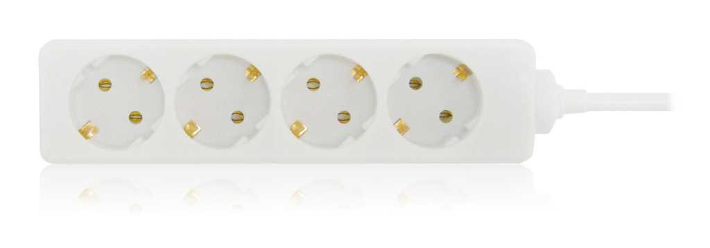 Weiße Steckdosenleiste mit vier runden Steckplätzen, Kabelanschluss rechts auf weißem Hintergrund