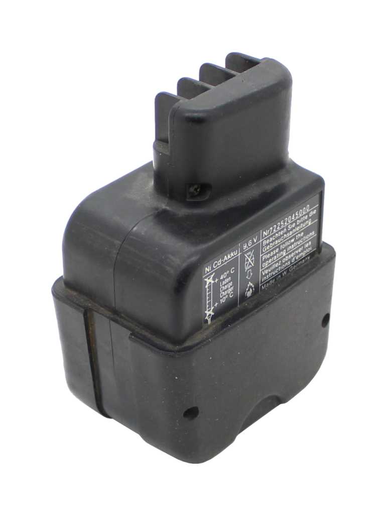 Schwarzer Werkzeugakku mit Steckkontakt oben und seitlichem Etikett, freigestellt auf weißem Hintergrund