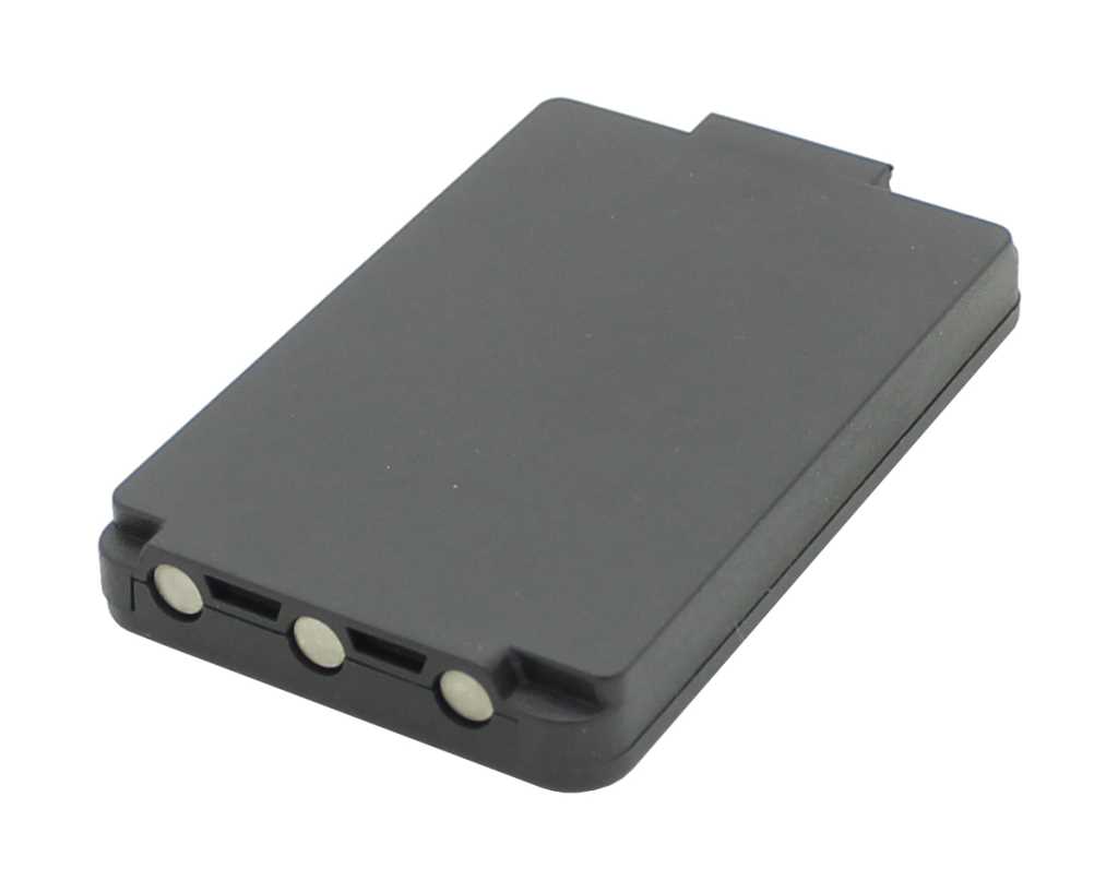 Schwarzer rechteckiger Akku mit drei runden Metallkontakten an einer Stirnseite auf weißem Hintergrund