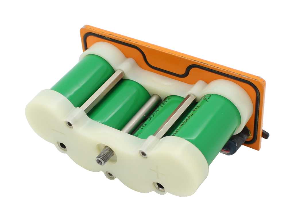 Akkupack mit vier grünen Zellen in weißer Halterung, Metallbügeln und orangefarbener Anschlussplatte mit Dichtung