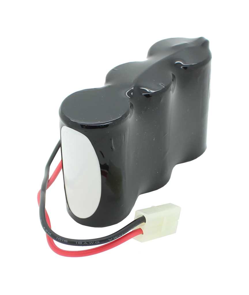 Schwarzes Akkupack aus drei zylindrischen Zellen mit rot-schwarzem Kabel und weißem Steckverbinder auf weißem Hintergrund