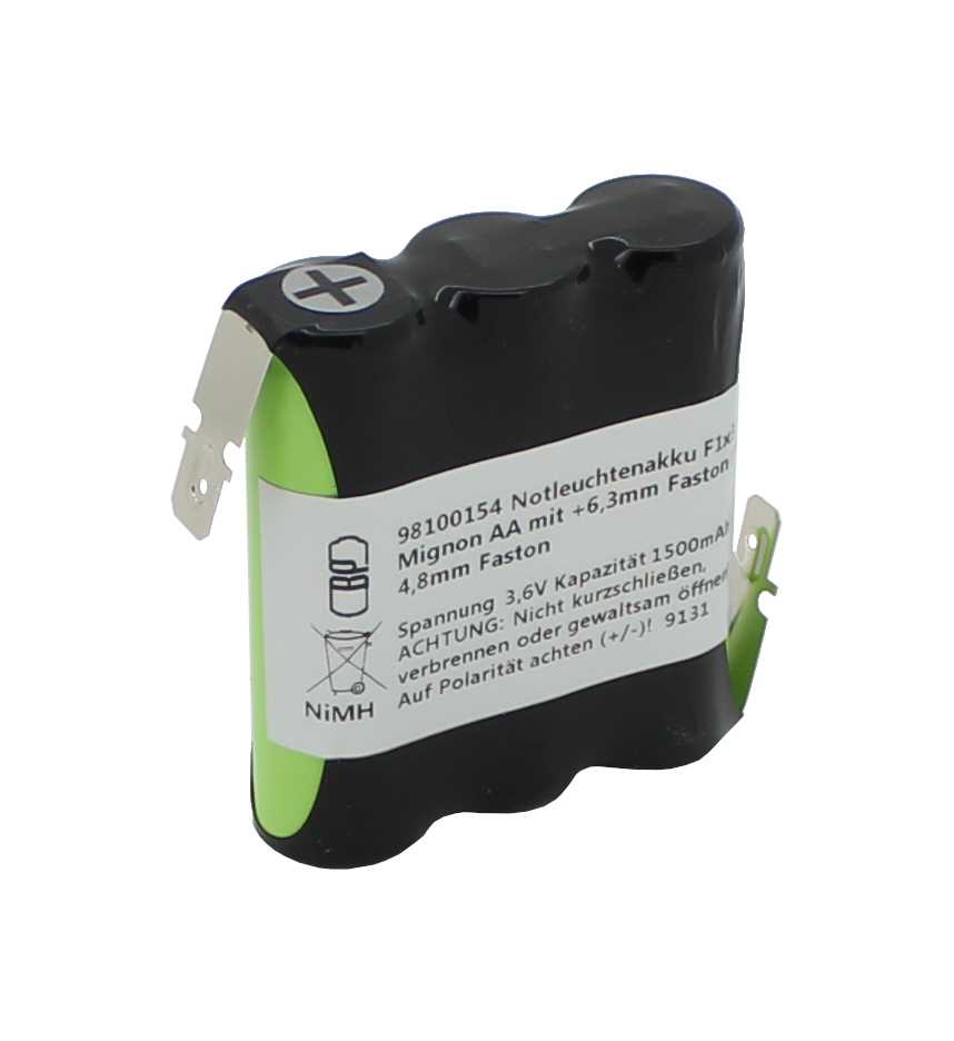 Schwarzer Akkupack aus drei zylindrischen Zellen mit Etikett und zwei Metall-Flachsteckern an den Seiten