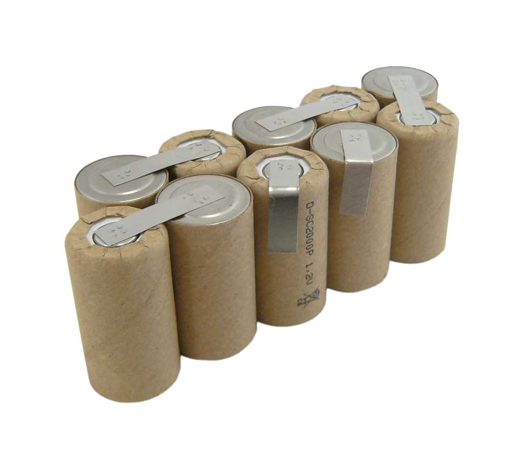 Acht zylindrische Akkuzellen in brauner Hülle, zu einem Paket verbunden, mit sichtbaren Metalllaschen oben