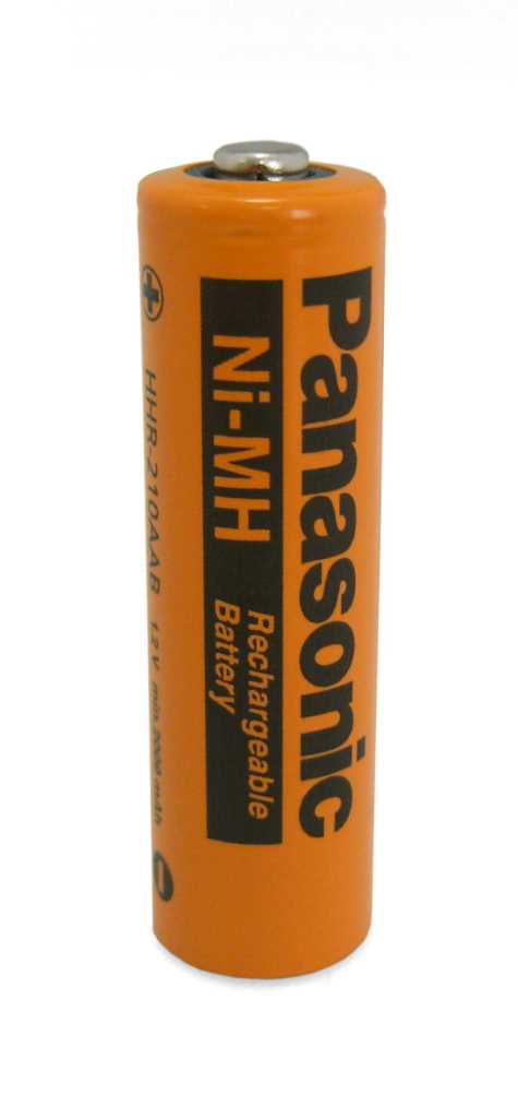 Orangefarbener zylindrischer AA-Akku mit sichtbarem Pluspol und schwarzer Panasonic-Beschriftung auf der Hülle