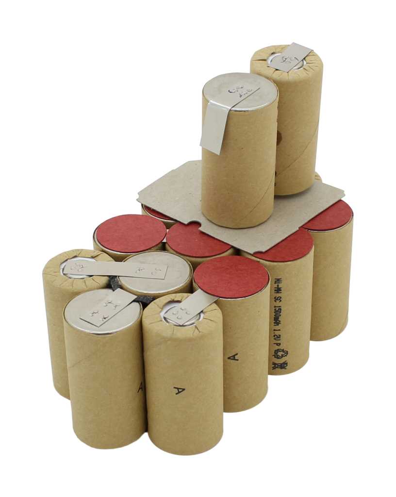 Batteriepack aus zehn zylindrischen Zellen mit braunem Mantel, roten Endkappen und Metalllaschen auf weißem Grund