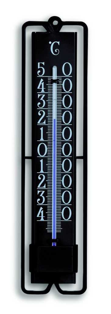 Schwarzes Thermometer zum Aufhängen mit weißer Skala und blauem Flüssigkeitsstand in der Mitte auf weißem Hintergrund