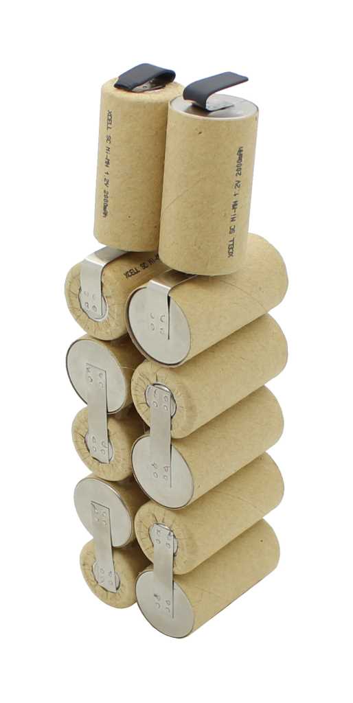 Akkupack aus zehn zylindrischen Zellen mit Papiermantel und Metalllaschen, seitlich gestapelt auf weißem Hintergrund