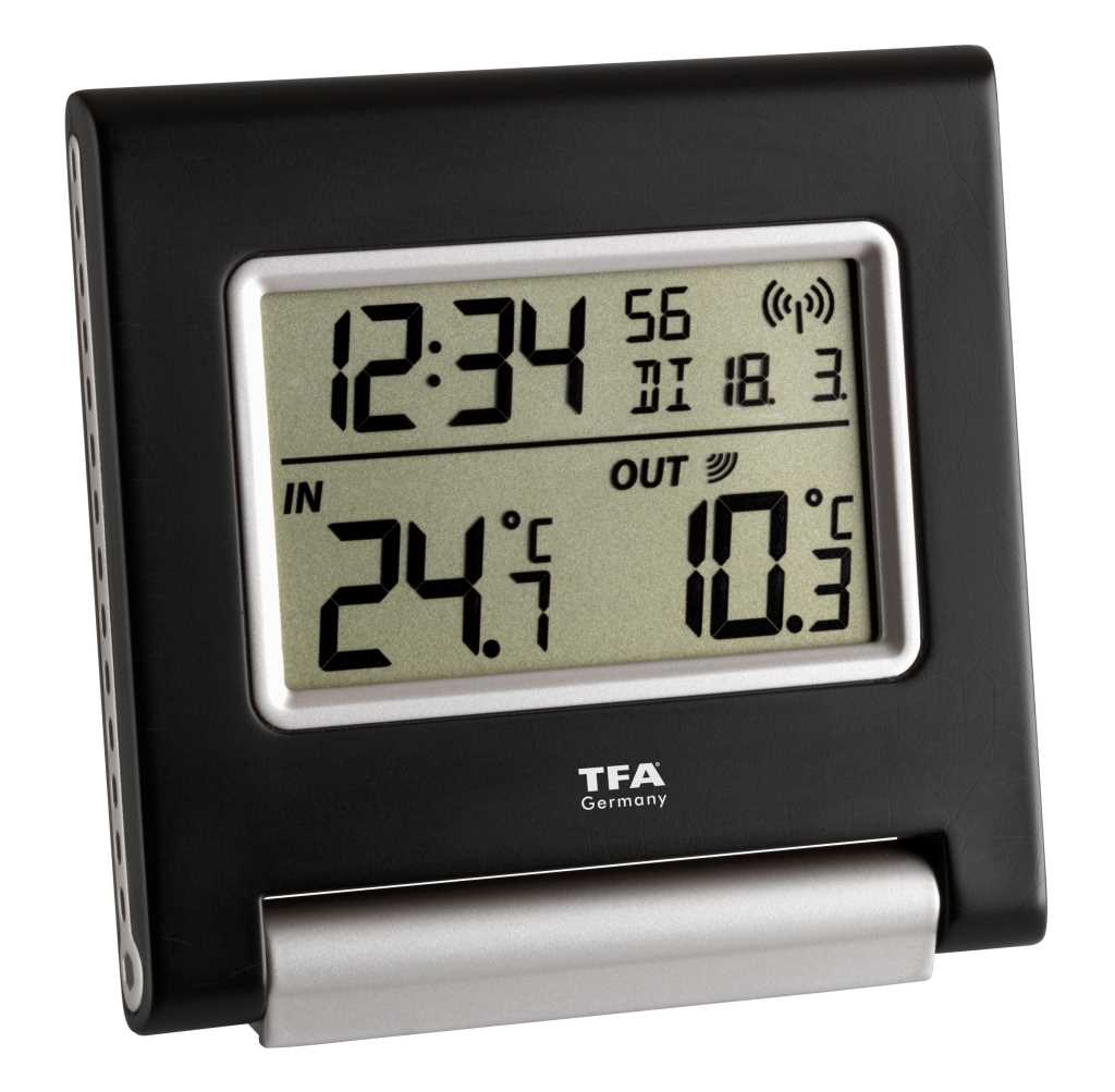 Schwarzes Digitalthermometer mit Display für Uhrzeit sowie Innen- und Außentemperatur, auf silbernem Standfuß stehend