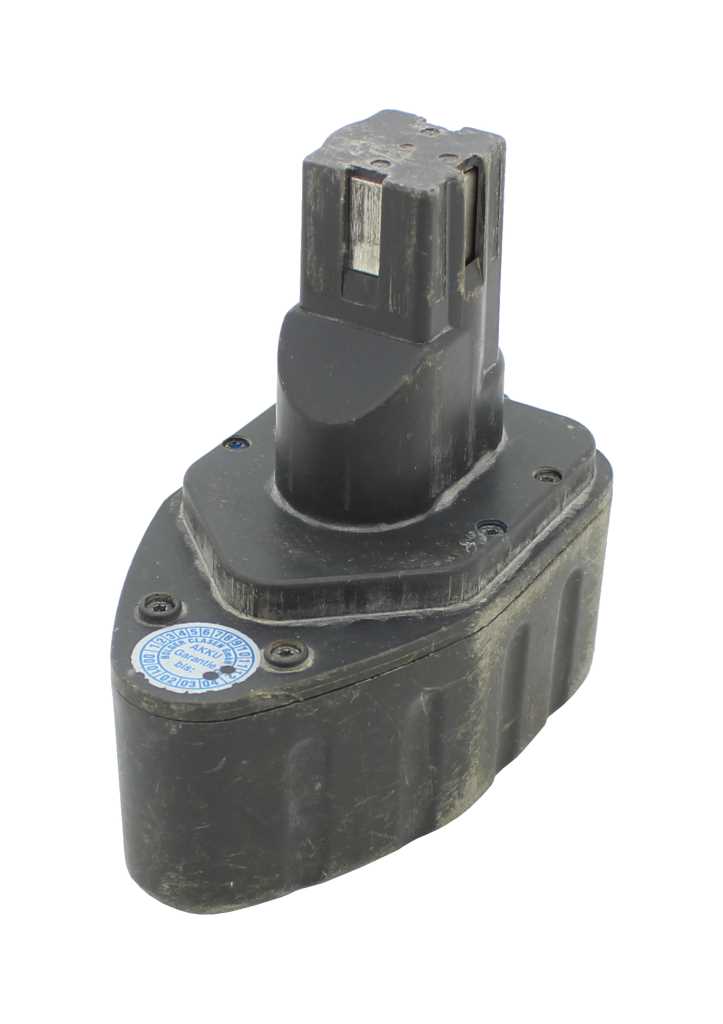 Gebrauchter schwarzer Werkzeugakku mit sichtbaren Kratzern und Schmutzspuren, seitliche Kontaktfläche oben sichtbar