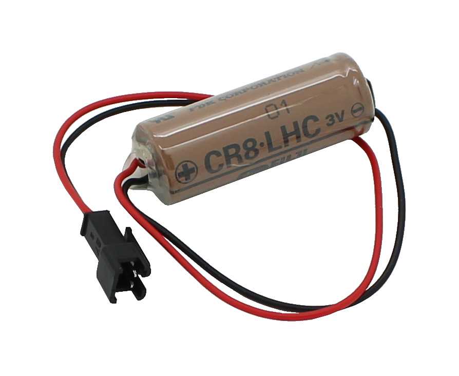 Zylindrische Batterie mit rot-schwarzen Kabeln und schwarzem Steckverbinder auf weißem Hintergrund