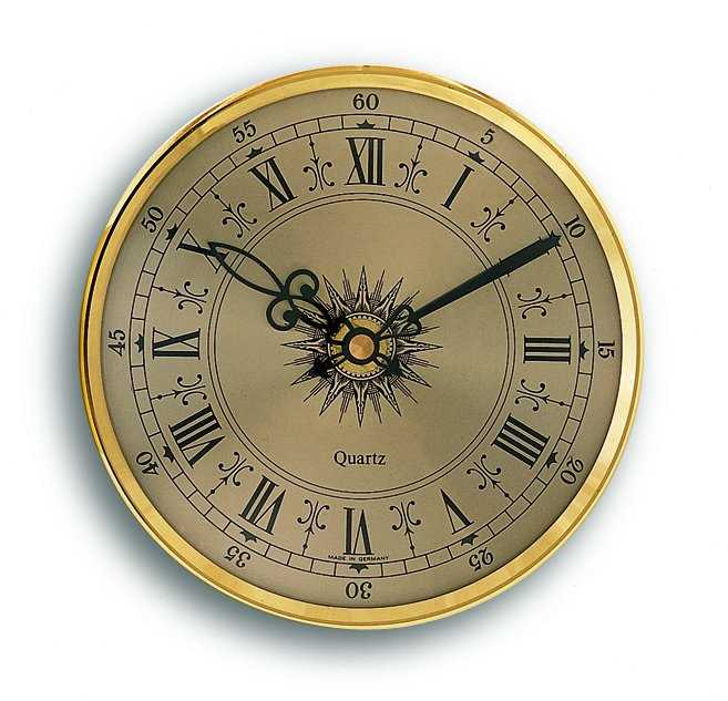 Rundes Zifferblatt mit goldenem Rand, römischen Zahlen, Minutenmarkierungen und schwarzen Zeigern auf hellem Grund