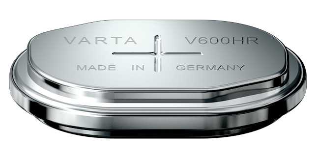 Ovale silberne Knopfzelle in Seitenansicht mit Pluspol-Markierung auf der Oberseite