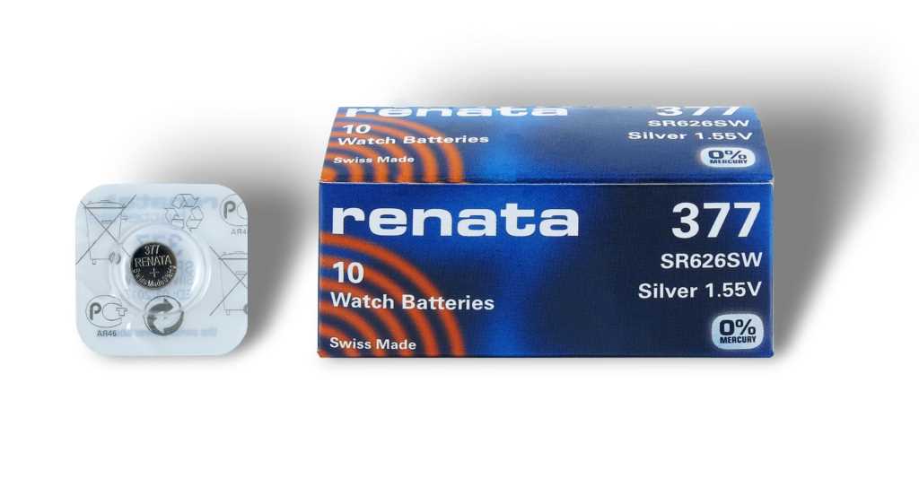 Blaue Verpackung mit Knopfzellen-Aufdruck und daneben einzelne Knopfzelle in Blisterverpackung auf weißem Hintergrund