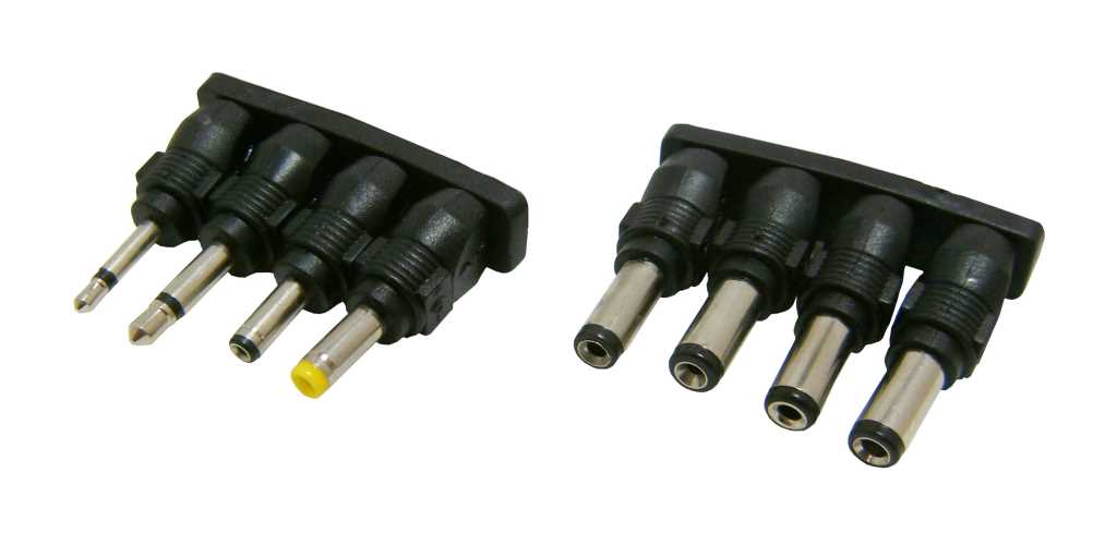 Zwei Reihen mit je vier schwarzen Adaptersteckern mit Metallspitzen, ein Stecker mit gelber Kappe