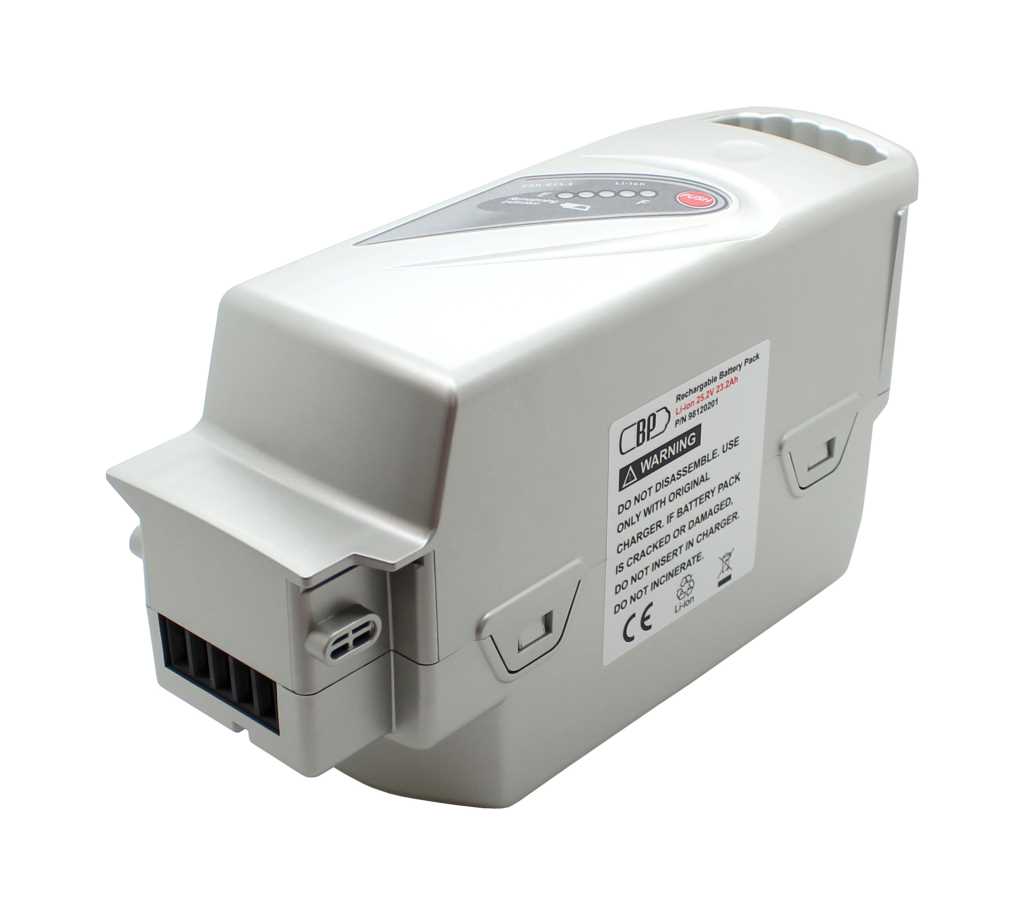 Silberner E-Bike-Akku mit Griffmulde, Tastenfeld oben und Steckanschluss vorn links auf weißem Hintergrund