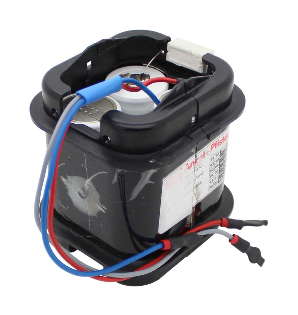 Schwarzes Akkugehäuse mit sichtbarer Rundzelle und rot-blau-grauen Kabeln mit Steckverbindern auf weißem Hintergrund