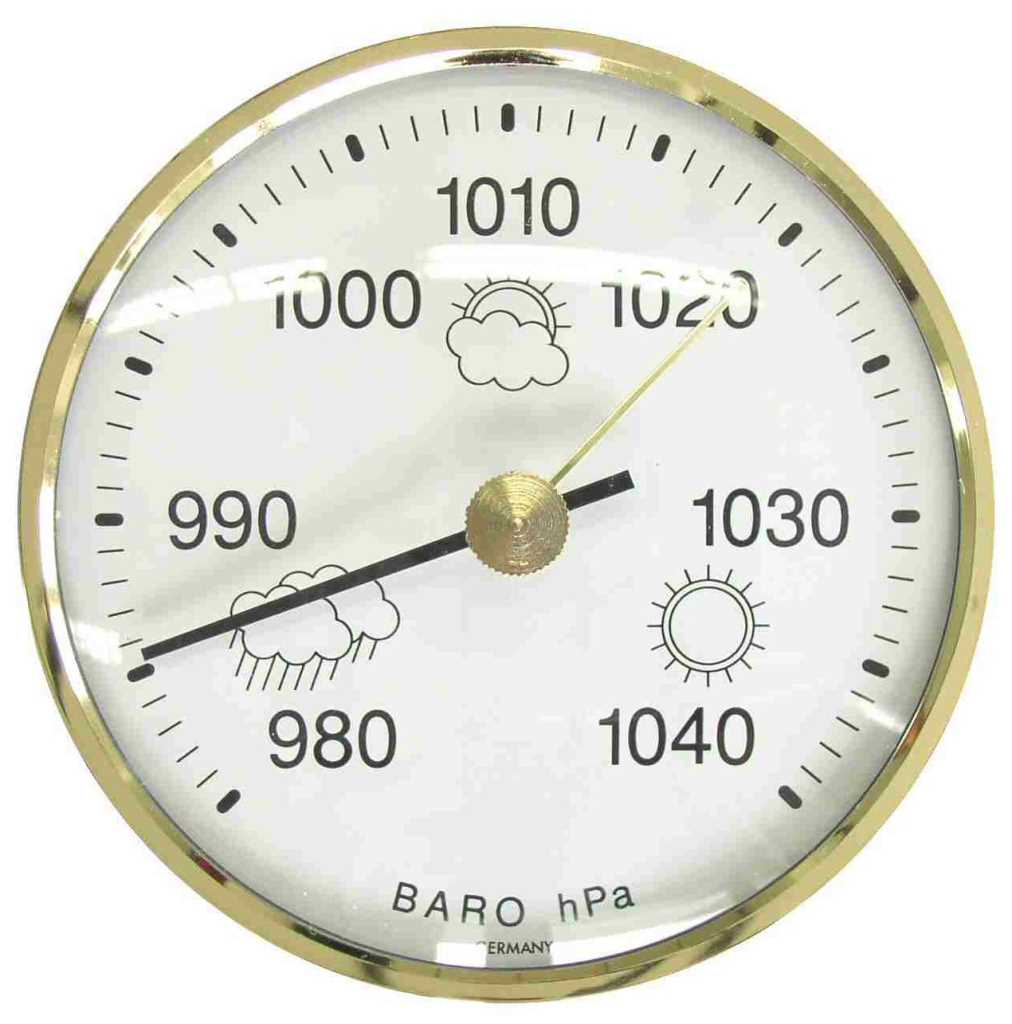 Rundes Barometer mit goldfarbenem Rand, weißer Skala und zwei Zeigern, Markierungen von 980 bis 1040 hPa