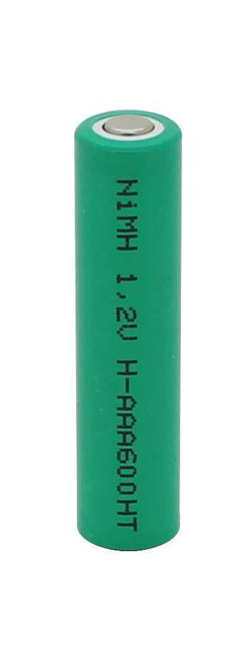 Grüner zylindrischer Akku mit flachem Pluspol, senkrecht stehend vor weißem Hintergrund