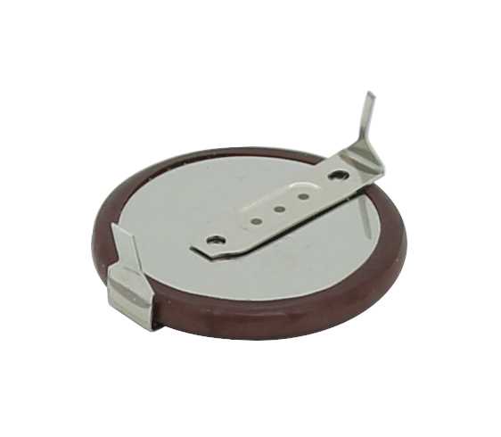 Runde Knopfzelle mit braunem Rand und zwei angeschweißten Metalllaschen auf weißem Hintergrund