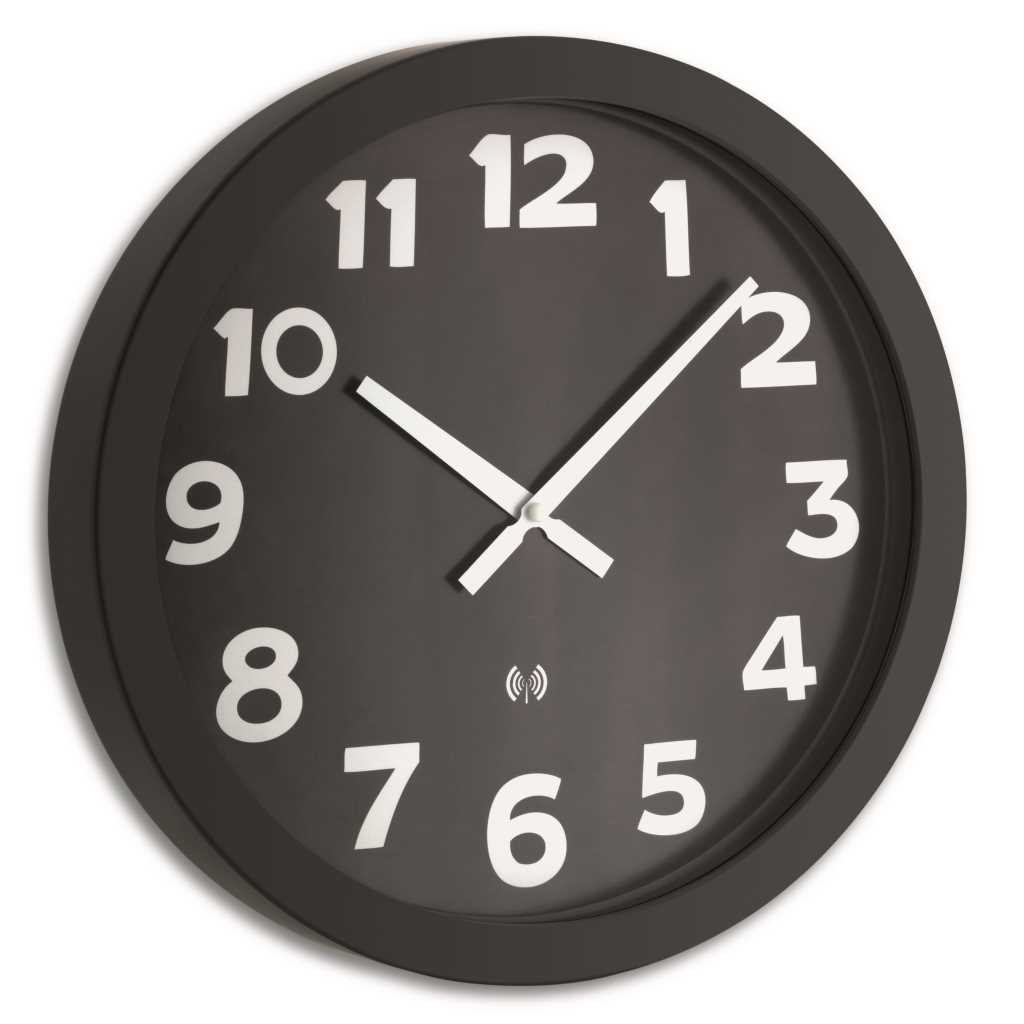 Runde schwarze Wanduhr mit weißen Ziffern und weißen Zeigern, zeigt 10:10 Uhr