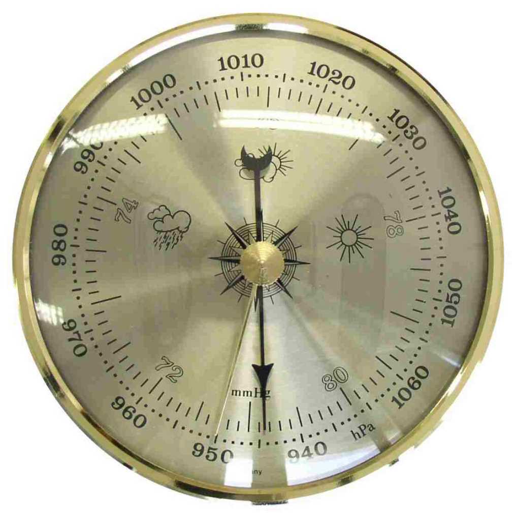 Rundes Barometer mit goldfarbenem Rahmen, Skala 940–1060 hPa und Wetter-Symbolen auf hellem Zifferblatt
